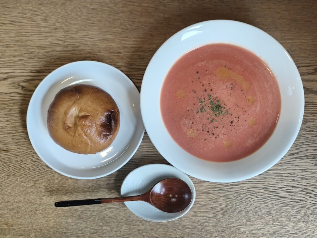 米粉ベーグルとビーツのポタージュ