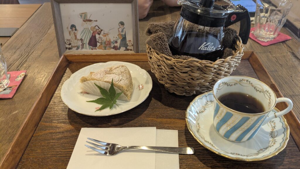 ナカニシ珈琲さんのケーキとコーヒー