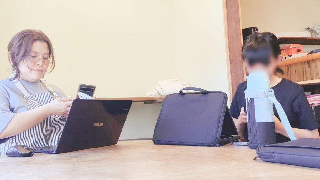 タブレットで勉強するnoNameティーン